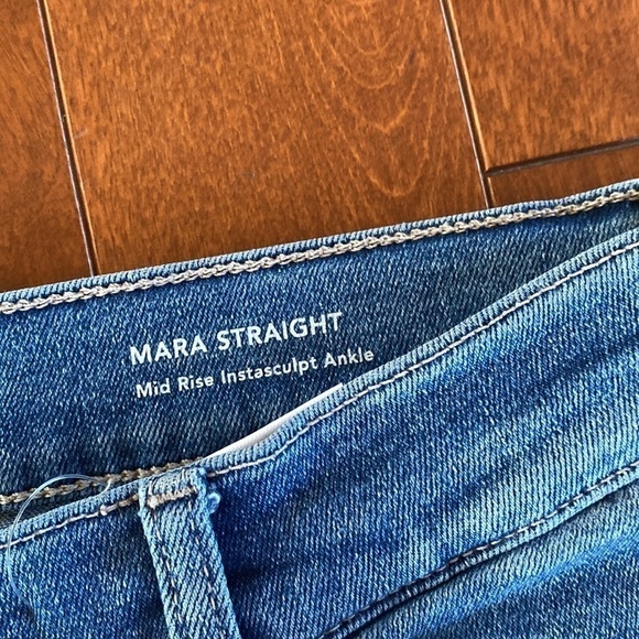 DL1961
Mara Mid Rise Instasculpt Ankle Straight Jeans size 29 NWT sold out - Picture 10 of 11